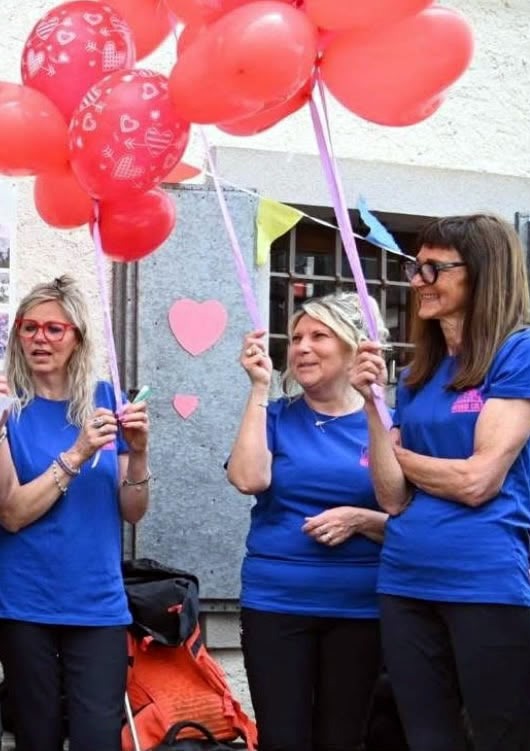 Le tre titolari del Rifugio Colò con i palloncini rossi nel giorno dell'inaugurazione